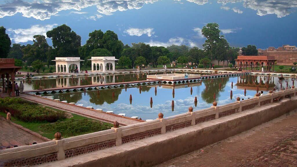 Journey Through Time: Iconic South Asian Travel Destinations to Unveil History - Lahore Fort & Shalimar Garden.