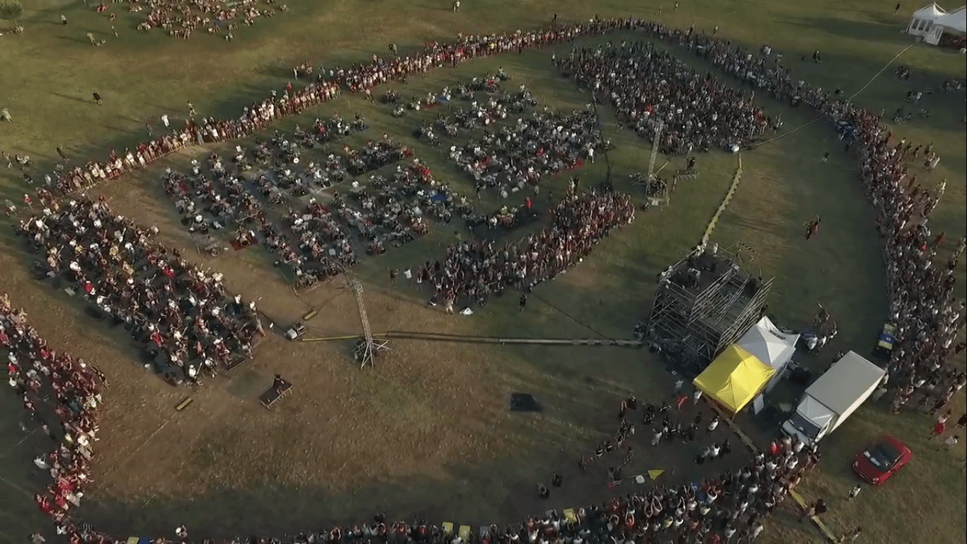 1000 видео. 1,000 Foo Fighters Fans Unite for incredible 'learn to Fly'.